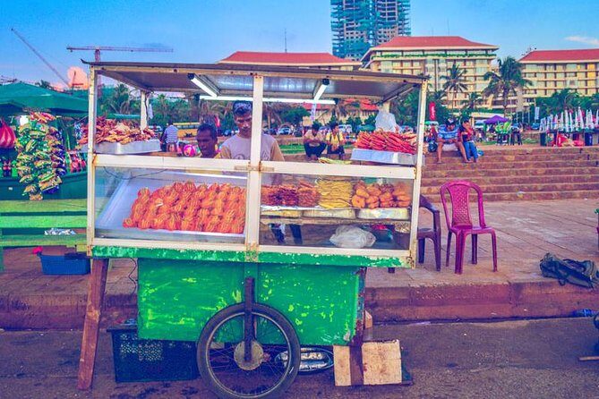 Rustic taste & Cultural tales Food Tour Colombo - Stop 3: Viharamahadevi Park for context and a breather between food rounds