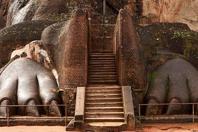 Sigiriya Fortress & Dambulla Day Tour From Colombo, Bentota Area - Stop 3: Lake View Village Food for a Real-Life Break