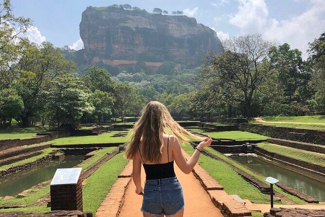 Sigiriya Rock Fortress and Cave Temples Day Trip - Lunch at Oakray Restaurant in Inamaluwa: fuel before Dambulla