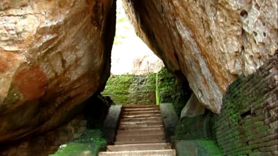 Sigiriya: Rock Fortress Private Guided Walking Tour - Frescoes in the Fresco Pocket: Ancient Art in a Focused Spot