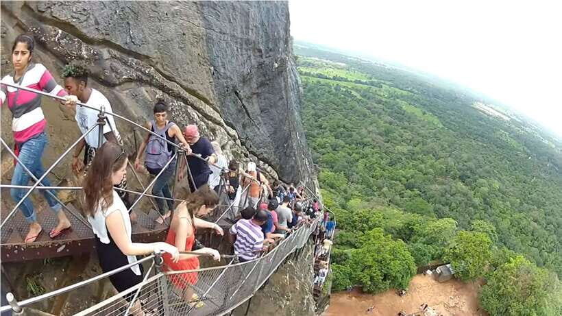 Sigiriya: Rock Fortress Private Guided Walking Tour - Lion’s Paw and Summit Ruins: The Iconic Photo Moment, With Context