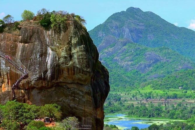 Sri Lanka 4 Day Private Tour - Kandy’s full day: Peradeniya gardens, Kandy market, and a 5:00 PM dance show