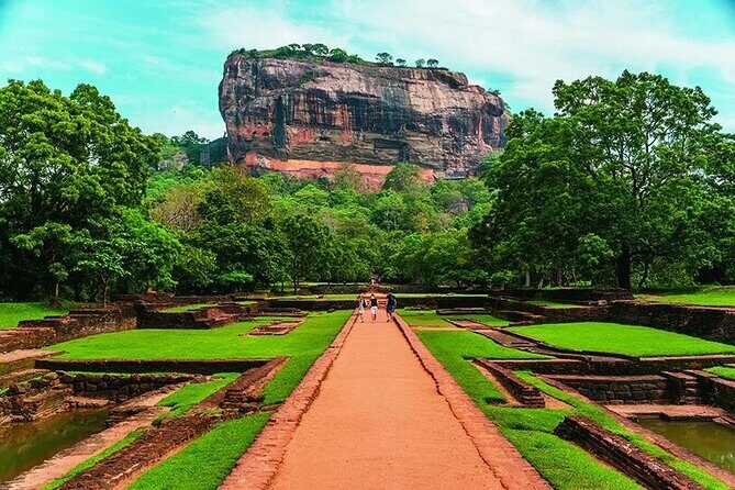 Sri Lanka Customize Multiple day tour packege - Day 4: Ramboda tea stops, Nuwara Eliya, and the Nanu Oya to Ella train transfer