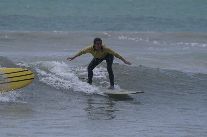 Surf with Apple - Kurumba Bay in Weligama: a practical place to learn