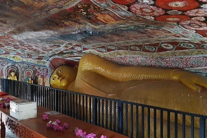 Tangalle Sightseeing Tour - Stop 2: Wewurukannala Vihara and the hall-of-horrors effect