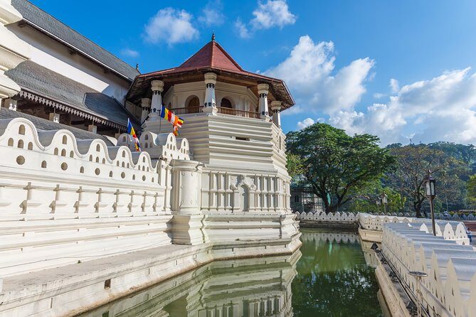 Temple of The Sacred Tooth Relic Entrance Ticket with Guide - Timing in Kandy: choosing an hour during 8:00 AM to 4:00 PM
