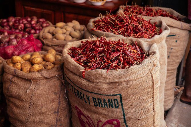 The 10 Tastings of Colombo With Locals: Private Street Food Tour - Samosas and small fruit markets: your stomach gets a break