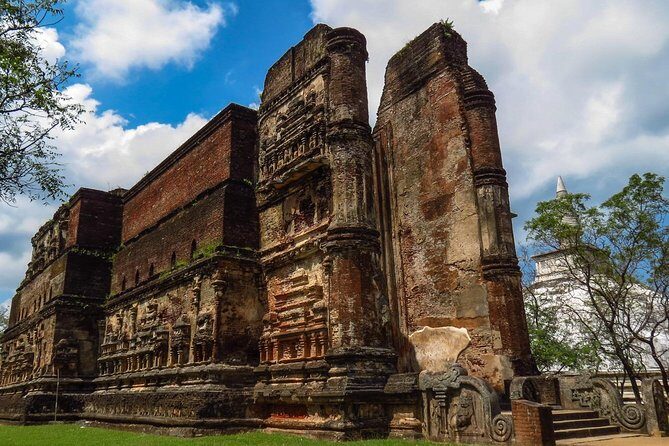 Tour Packages in Sri Lanka - Most Popular Round Tour - All in One Tour - Kandy: sacred center, gardens, and dance at night