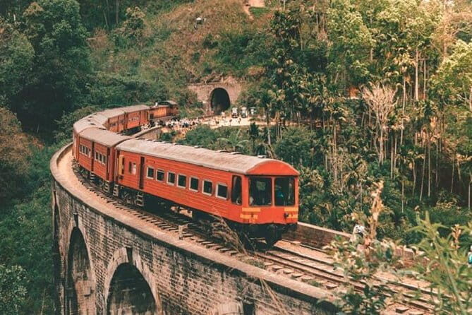 Train tickets from Kandy to Nuwara Eliya or Hatton Station - Boarding fast: how to avoid the common door-and-line problem