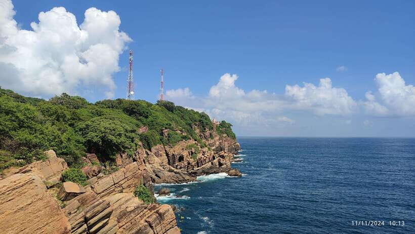 Trincomalee: City Tour with Koneswarm and Crocodile lake - A four-hour tuk-tuk loop through Trincomalee