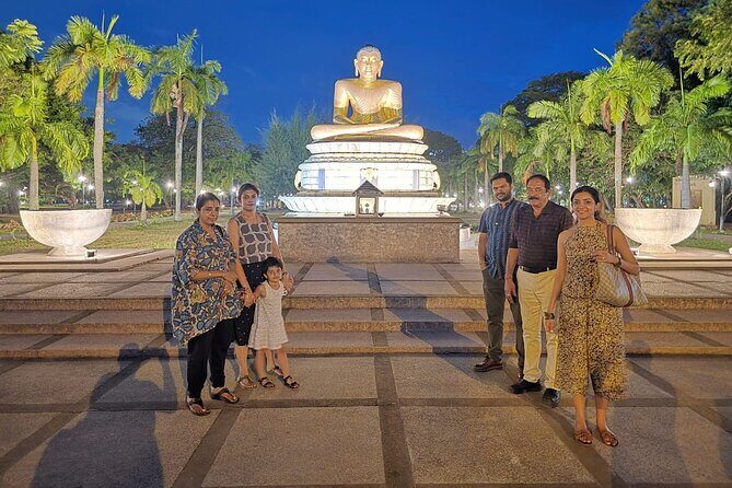 Tuk Tuk safari capital Colombo (Food and Entry Fees) Including - Lotus Tower and Viharamahadevi Park: a view plus a reset