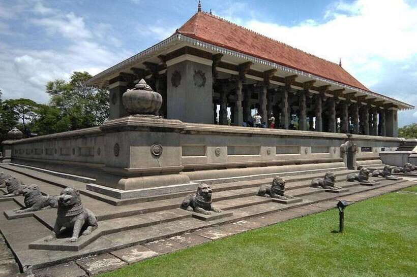Tuk Tuk Tales of Colombo From Cruies - Gangaramaya Temple and the National Museum: faith and artifacts in one stretch